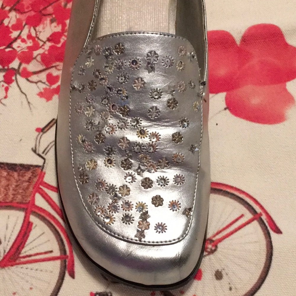 EUC, SILVER LEATHER FLATS, UNISA, ADORNED WITH GOLD AND SILVER CHARMS,SIZE 8.5 M